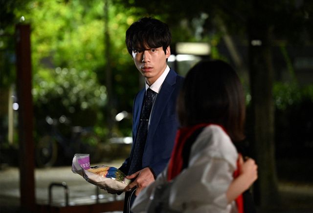 清野菜名＆坂口健太郎「ハンオシ」初回場面写真：フォトギャラリー