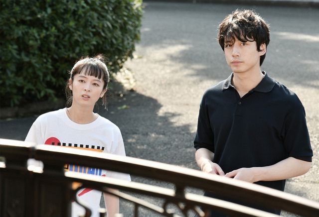 清野菜名＆坂口健太郎「ハンオシ」初回場面写真（2枚目）