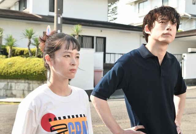 清野菜名＆坂口健太郎「ハンオシ」初回場面写真（4枚目）