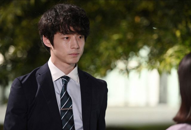 清野菜名＆坂口健太郎「ハンオシ」初回場面写真（8枚目）