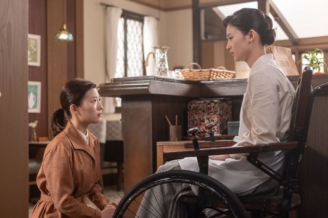 玉（羽瀬川なぎ）と寅子（伊藤沙莉）は…「虎に翼」第82回の場面写真：フォトギャラリー