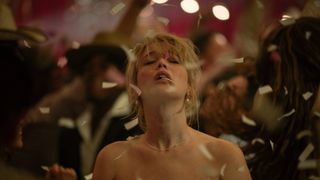 ジェニファー・ローレンスが突然服を脱ぎ出し…産後うつ描く『ダイ・マイ・ラブ』衝撃の本編映像公開
