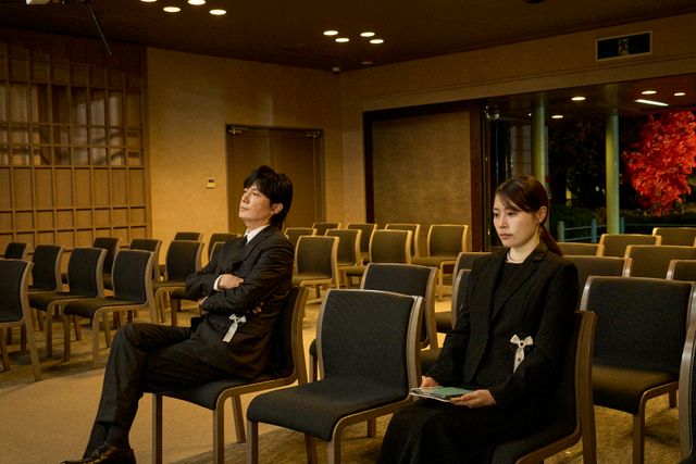 有村架純のウエディングドレス姿も！『ブラック・ショーマン』場面写真＜6枚＞（2枚目）