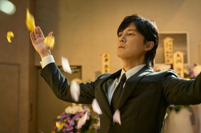 有村架純のウエディングドレス姿も！『ブラック・ショーマン』場面写真＜6枚＞（4枚目）