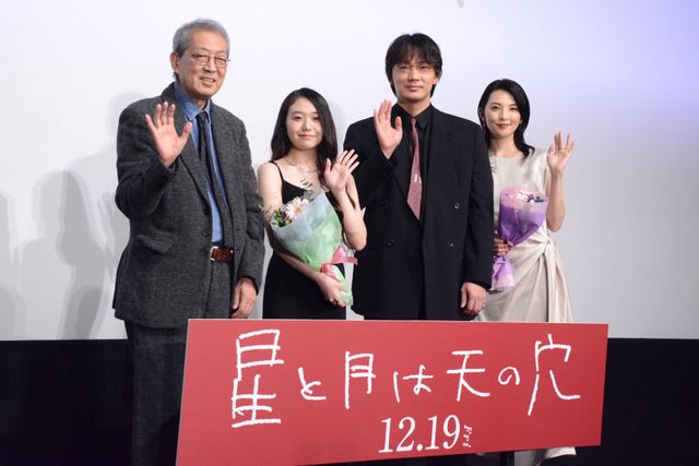 綾野剛がスマートにエスコート！咲耶、田中麗奈らと『星と月は天の穴