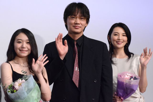 綾野剛がスマートにエスコート！咲耶、田中麗奈らと『星と月は天の穴』完成披露へ（2枚目）
