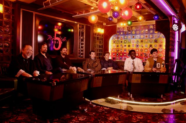 「ストレンジャー・シングス」キャストが日本の喫茶店でゲーム体験！：フォトギャラリー