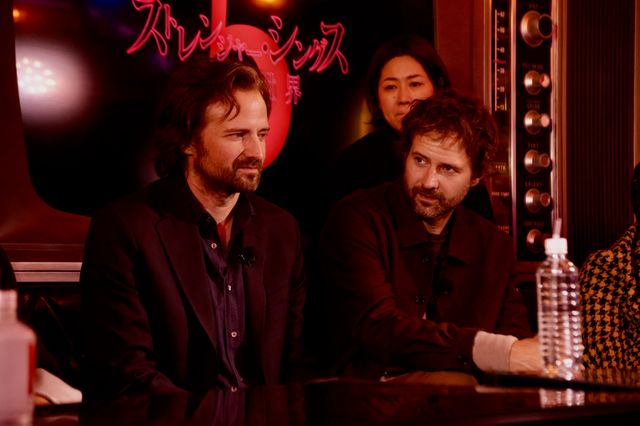 「ストレンジャー・シングス」キャストが日本の喫茶店でゲーム体験！（2枚目）