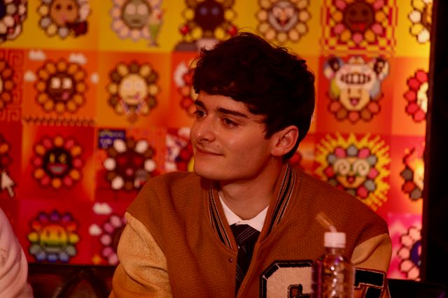 「ストレンジャー・シングス」キャストが日本の喫茶店でゲーム体験！（6枚目）