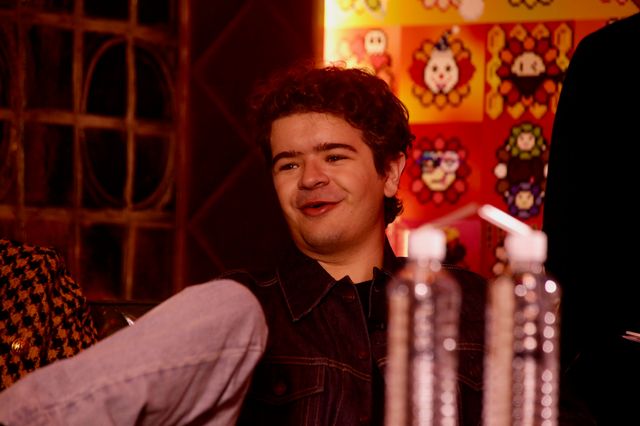 「ストレンジャー・シングス」キャストが日本の喫茶店でゲーム体験！（7枚目）