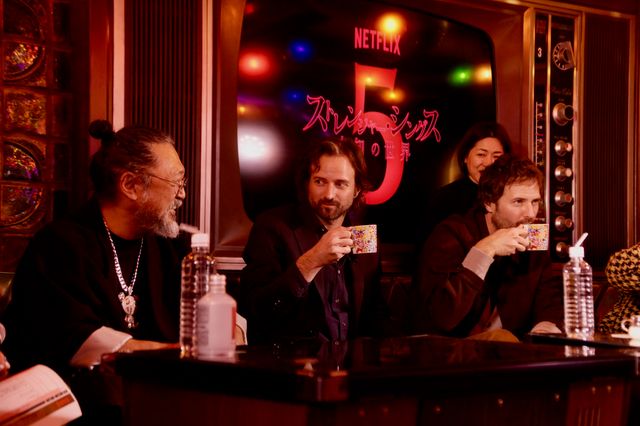 「ストレンジャー・シングス」キャストが日本の喫茶店でゲーム体験！（9枚目）