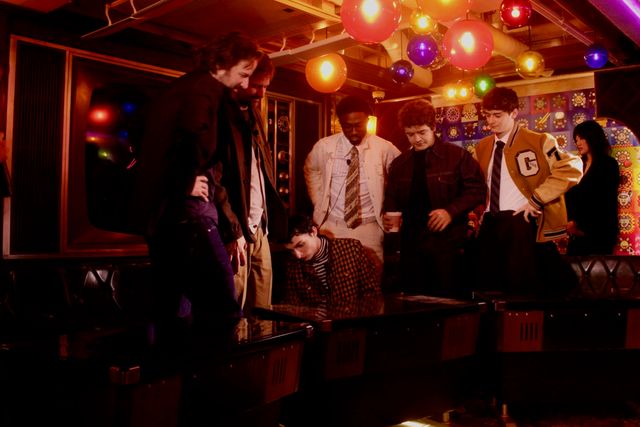 「ストレンジャー・シングス」キャストが日本の喫茶店でゲーム体験！（10枚目）