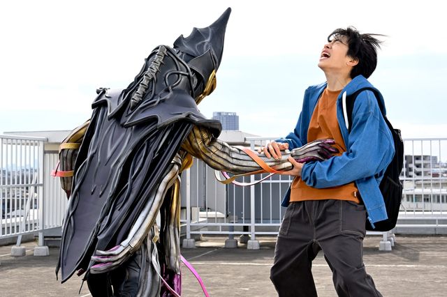 ラケシスがキッチンいちのせに！「仮面ライダーガッチャード」第36話場面カット（4枚目）