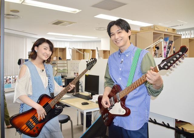 それぞれギター、ベースを構える吉沢亮＆若山詩音