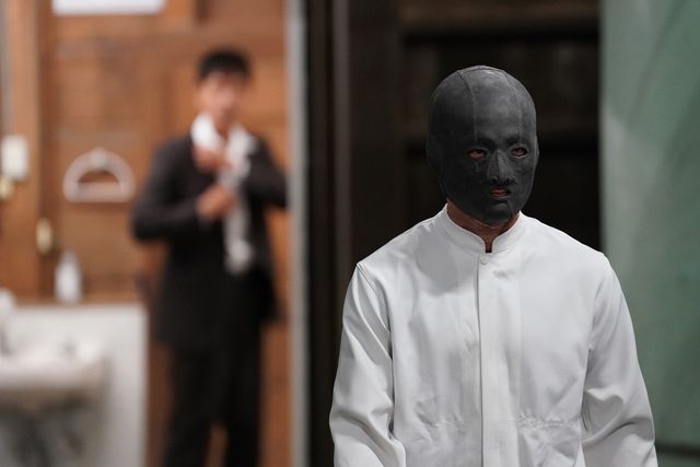 マスクで顔を隠した男…「金田一少年の事件簿」第4話場面カット:フォトギャラリー