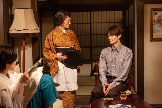 グレーのシャツ姿の航一（岡田将生）…「虎に翼」第20週「稼ぎ男に繰り女？」第100回：フォトギャラリー