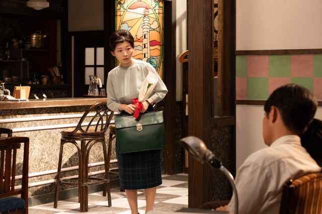 グレーのシャツ姿の航一（岡田将生）…「虎に翼」第20週「稼ぎ男に繰り女？」第100回（3枚目）