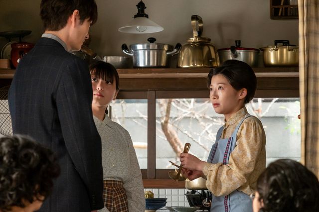 グレーのシャツ姿の航一（岡田将生）…「虎に翼」第20週「稼ぎ男に繰り女？」第100回（4枚目）