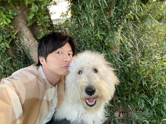 田中圭 俳優犬 ベックと仲良し自撮り ハウ オフショット公開 シネマトゥデイ