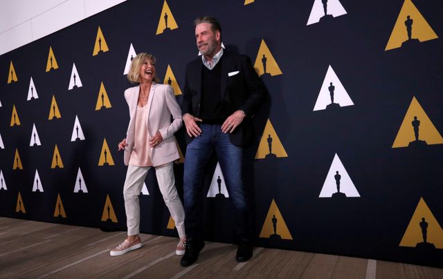 オリヴィア・ニュートン=ジョンさん(左)が、映画『グリース』で着用した衣装が2日、40万5,700ドル(約4,400万円)で落札されたことが明らかに。写真右はジョン・トラボルタさん。2018年8月にビバリーヒルズで開かれた『グリース』公開40周年の特別上映会で撮影