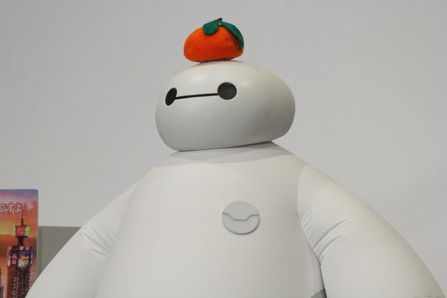 ベイマックス、みかんを頭に載せ鏡餅に！フォトギャラリー：フォトギャラリー