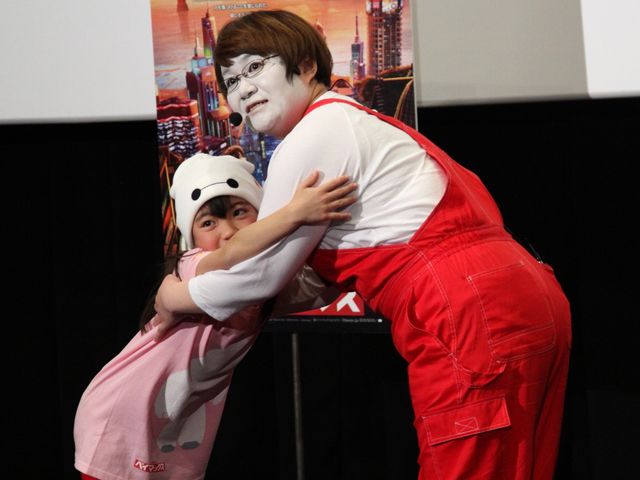 ベイマックス、みかんを頭に載せ鏡餅に！フォトギャラリー（5枚目）