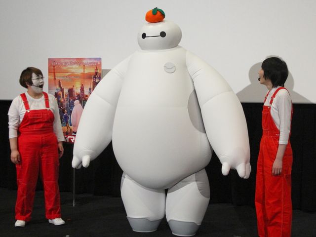 ベイマックス、みかんを頭に載せ鏡餅に！フォトギャラリー（7枚目）