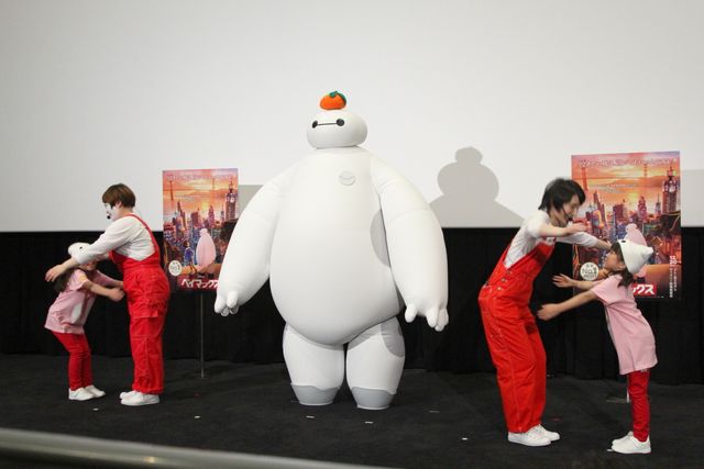 ベイマックス、みかんを頭に載せ鏡餅に！フォトギャラリー（8枚目）