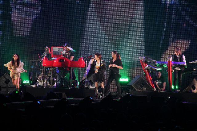 TRF、東京ガールズコレクションで熱唱!小室哲哉も笑顔で共演!:フォトギャラリー