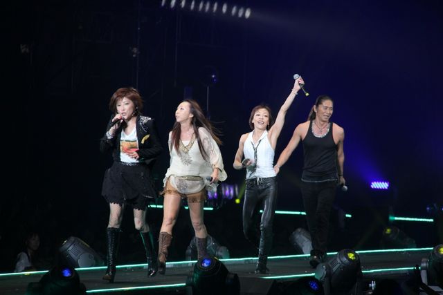 TRF、東京ガールズコレクションで熱唱！小室哲哉も笑顔で共演！（2枚目）