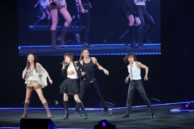 TRF、東京ガールズコレクションで熱唱！小室哲哉も笑顔で共演！（10枚目）