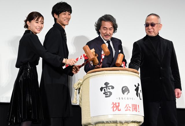芳根京子、ハプニングにも笑顔！松坂桃李＆役所広司は5度目の共演　映画『雪の花　－ともに在りて－』公開記念舞台あいさつ（4枚目）