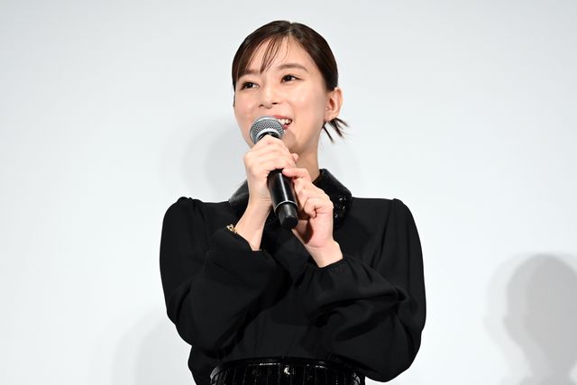 芳根京子、ハプニングにも笑顔！松坂桃李＆役所広司は5度目の共演　映画『雪の花　－ともに在りて－』公開記念舞台あいさつ（8枚目）