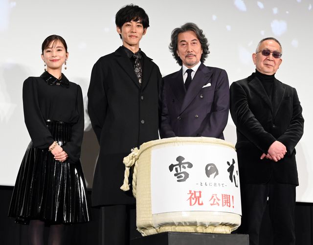 芳根京子、ハプニングにも笑顔！松坂桃李＆役所広司は5度目の共演　映画『雪の花　－ともに在りて－』公開記念舞台あいさつ（15枚目）