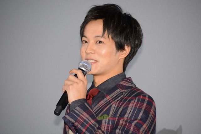 松坂桃李＆斎藤工がパディントンダルマの周りに集まって…（5枚目）