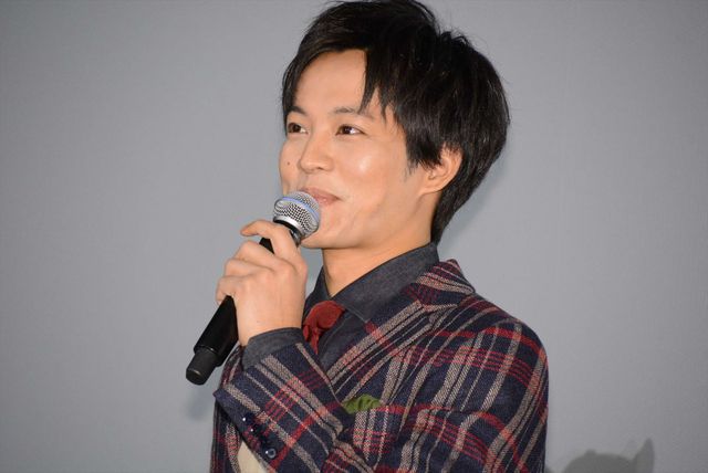 松坂桃李＆斎藤工がパディントンダルマの周りに集まって…（6枚目）