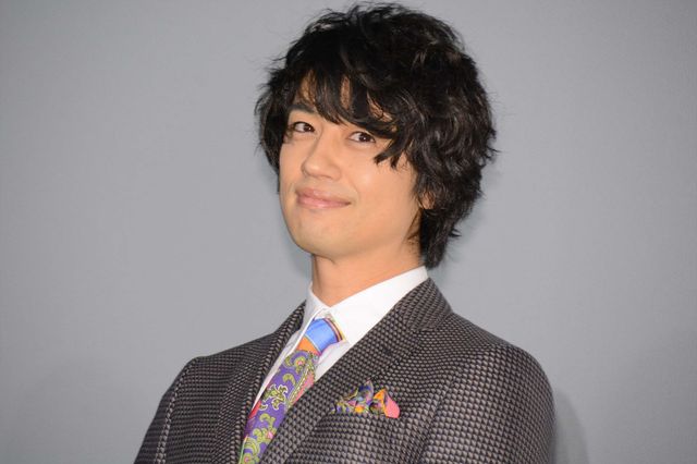 松坂桃李＆斎藤工がパディントンダルマの周りに集まって…（8枚目）