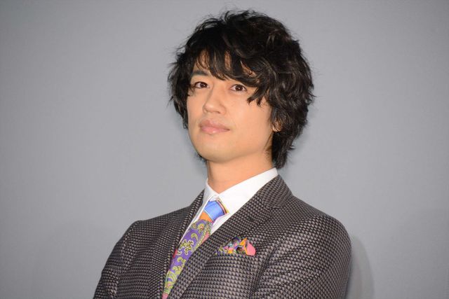 松坂桃李＆斎藤工がパディントンダルマの周りに集まって…（9枚目）