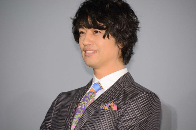 松坂桃李＆斎藤工がパディントンダルマの周りに集まって…（11枚目）