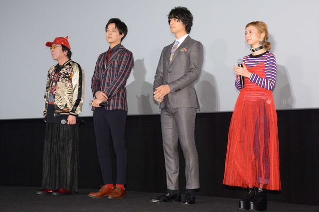 松坂桃李＆斎藤工がパディントンダルマの周りに集まって…（12枚目）