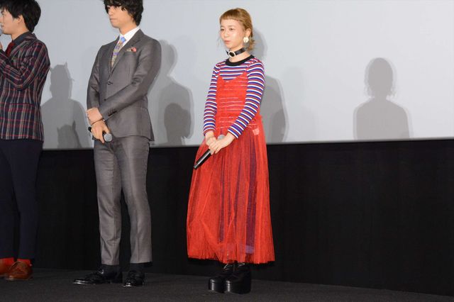 松坂桃李＆斎藤工がパディントンダルマの周りに集まって…（15枚目）