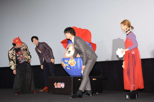 松坂桃李＆斎藤工がパディントンダルマの周りに集まって…（16枚目）