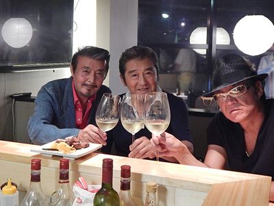 コワモテ俳優ファンなら一度は行きたい！　「鉄板焼きダイニング パパ」でワインを飲み交わす岡崎二郎、松方弘樹、小沢仁志