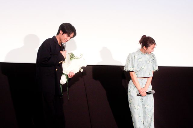赤楚衛二＆上白石萌歌、花束交換ではにかみ！『366日』大ヒット＆バースデー記念スペシャル舞台あいさつ：フォトギャラリー