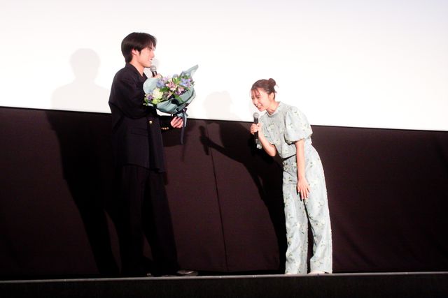 赤楚衛二＆上白石萌歌、花束交換ではにかみ！『366日』大ヒット＆バースデー記念スペシャル舞台あいさつ（2枚目）