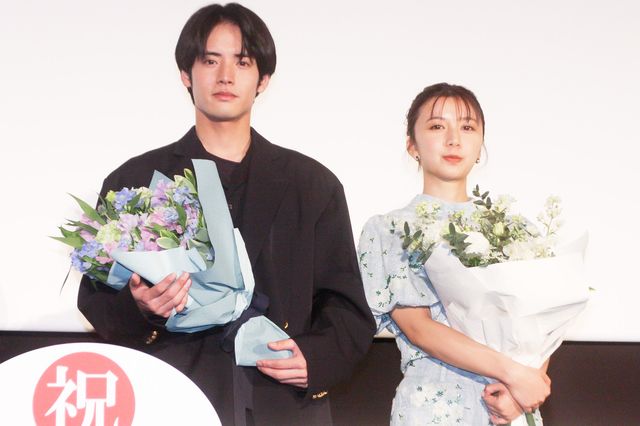 赤楚衛二＆上白石萌歌、花束交換ではにかみ！『366日』大ヒット＆バースデー記念スペシャル舞台あいさつ（4枚目）