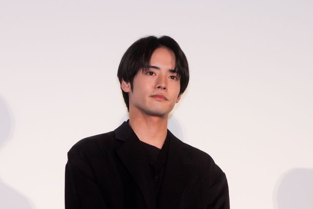 赤楚衛二＆上白石萌歌、花束交換ではにかみ！『366日』大ヒット＆バースデー記念スペシャル舞台あいさつ（6枚目）