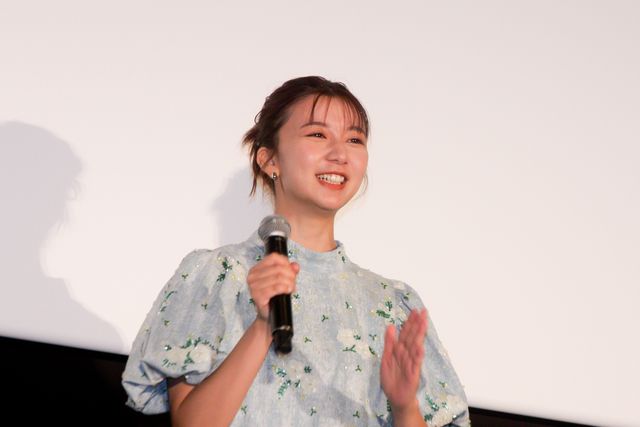 赤楚衛二＆上白石萌歌、花束交換ではにかみ！『366日』大ヒット＆バースデー記念スペシャル舞台あいさつ（7枚目）