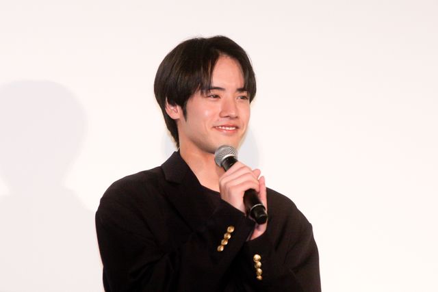 赤楚衛二＆上白石萌歌、花束交換ではにかみ！『366日』大ヒット＆バースデー記念スペシャル舞台あいさつ（9枚目）