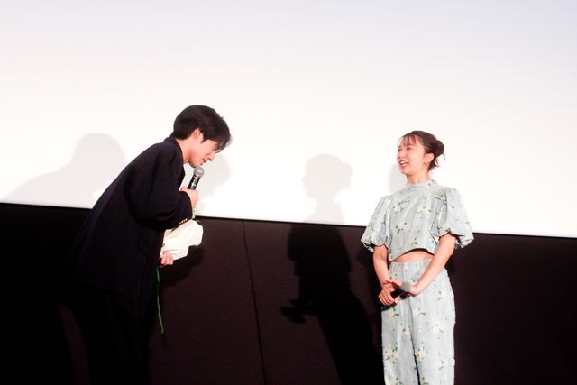 赤楚衛二＆上白石萌歌、花束交換ではにかみ！『366日』大ヒット＆バースデー記念スペシャル舞台あいさつ（10枚目）